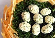 Салат «Гнездо Глухаря» — классический пошаговый рецепт слоями Салат гнездо глухаря с чипсами и копченой курицей